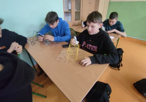 Uczniowie wykorzystują długopisy 3D do projektowania figur