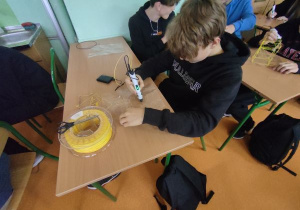 Uczniowie wykonują figury geometryczne długopisami 3D