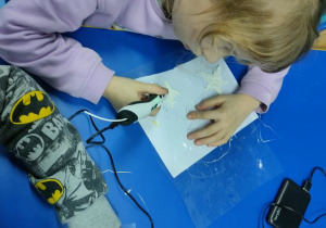 Gwiazdki świąteczne wykonywane przez uczennicę długopisem 3D na świetlicy