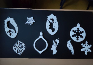 Uczniowie klasy 2c projektują świąteczne ozdoby i obserwują pracę drukarki 3d