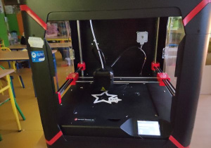 Zdjęcie przedstawiające drukarkę 3D podczas wykonywania pracy bombki