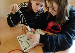 Praca z długopisami 3D przez dwie uczennice