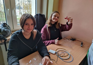 Uczennice przedstawiają swoje prace