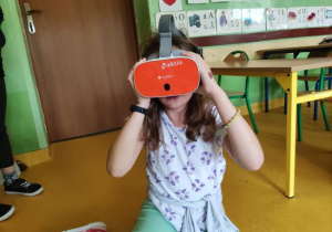 Dziewczynka ma okulary Gogle na lekcji przyrody