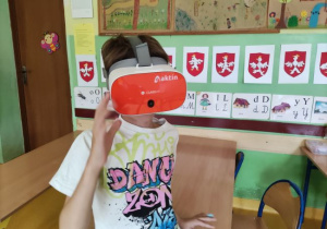 Uczeń założył okulary Gogle na lekcji przyrody