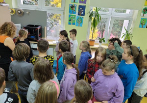 Uczniowie oglądają tabliczkę mnożenia