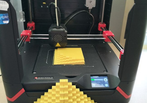 Drukarka 3D podczas wykonywania pracy tabliczki mnożenia