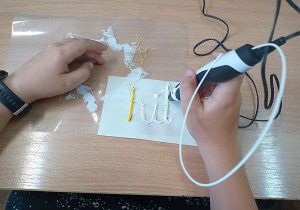 Praca uczniów z długopisami 3 d na j. angielskim_02