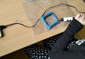 Uczenice wykonują figury długopisami 3D