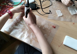 Uczenice wykonują różne figury długopisami 3D