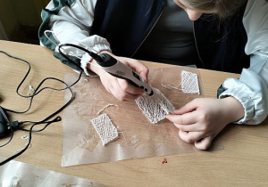 Uczenica wykonuje figury długopisami 3D