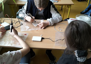 Kilka uczennic wykonuje figury długopisami 3D_02