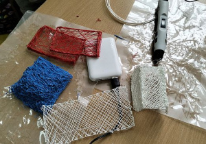 Efekty pracy uczennic wykorzystująych długopisy 3D