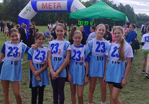Dziewczynki pozują do zdjecia na zawodach sportowych