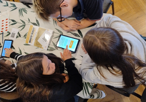 Rozwiązanie quizu przy użyciu tabletu w muzeum