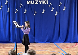 Gra uczennicy na flecie podczas Dnia Muzyki w szkole