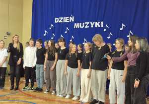 Śpiew uczniów z nauczycielką