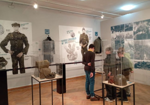 Oglądanie wystawy w Muzeum Tradycji Niepodległościowych