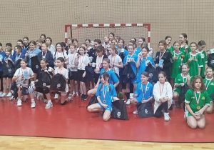 Zdjęcie grupowe uczennic z klasy 4 i 5