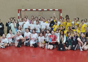Zdjęcie grupowe uczennic po zawodach sportowych w piłece ręcznej