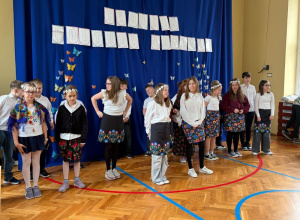 miniatura uczniów podczas występu