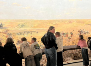 Miniaturka przedstawia uczniów oglądających Panoramę Racławicką