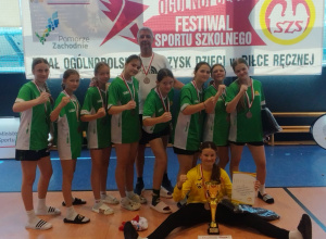 Miniatura przedstawia uczennice wraz z trenerem na podsumowaniu osiągnięć sportowych