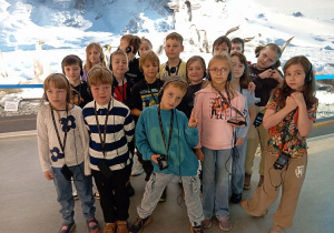 Zdjęcie grupowe uczniów z klasy 2b w muzeum