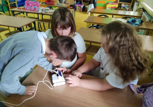 Uczniowie programują z Codey Rocky