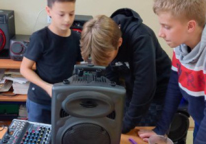 Uczniowie prezentują sprzęt do nagrań
