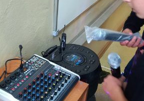 Uczeń z mikrofonem