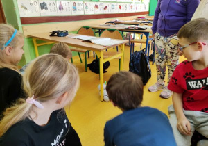 Uczniowie klasy 2c testują roboty Photon