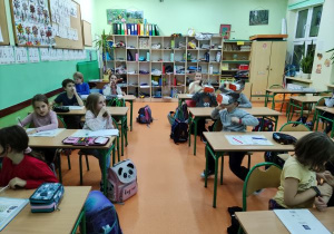 Uczniowie klasy 2a w okularach Gogle