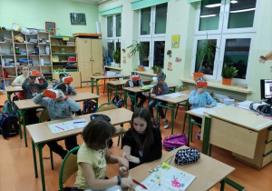 Uczniowie klasy 2a oglądający przez okulary 3D wydarzenia sportowe