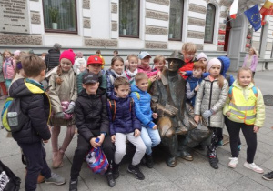 Dzieci przed pomnikiem WO