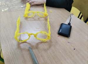 Uczniowie wykonują okulary 3D