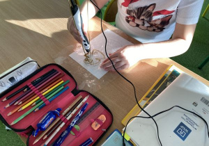 Uczniowie klasy 3 wykonują ozodoby świąteczne długopisami 3D_01