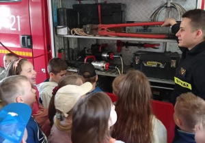 Uczniwoie oglądają wóz strażacki
