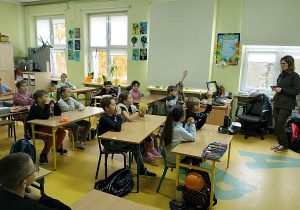 Uczniowie słuchają prelekcji o ptakach żyjąych w Polsce_01