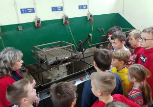 Uczniowie w fabryce bombek w Piotrkowie Tryb.