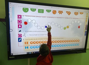 Lekcja z monitorem interaktywnym w klasie 1b