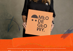 Kobieta młoda z jasnymi włosami i z kartką w ręku i napisem Młode Głowy