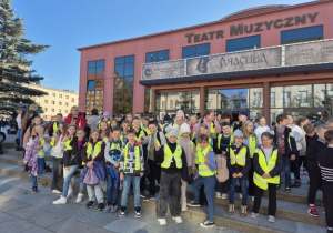 Uczniowie przed Teatrem Muzycznym w Łodzi - zdjęcie grupowe