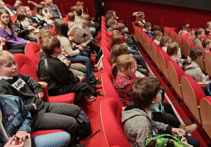 Uczniowie siedzą w fotelach w Teatrze Arlekin w Łodzi
