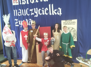 Uczniowie w rolach, przy tronie wykonanym przez Michała Zamolskiego