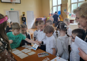Uczniowie rozwiązują memory