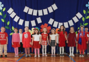 Klasa 1b podczas występu