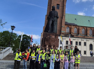 Zdjęcie grupowe przed pomnikiem Bolesława