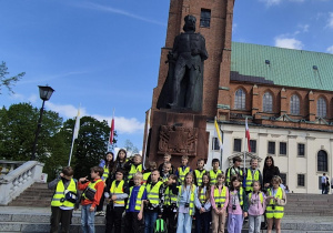Zdjęcie grupowe przed pomnikiem Bolesława