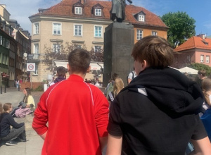 Uczniowie pod pomnikiem Jana Kilińskiego